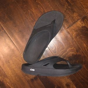 Oofos black flip flops